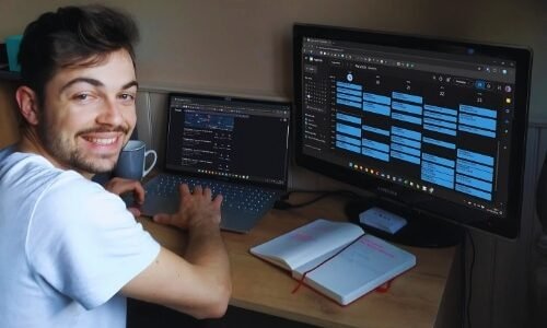 valentin de serenicab devant son agenda complet grâce à la méthode serenicab