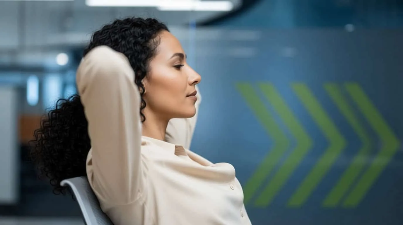 Une femme fatiguée fait une pause à son bureau, profil type d'un client de kinésiologue
